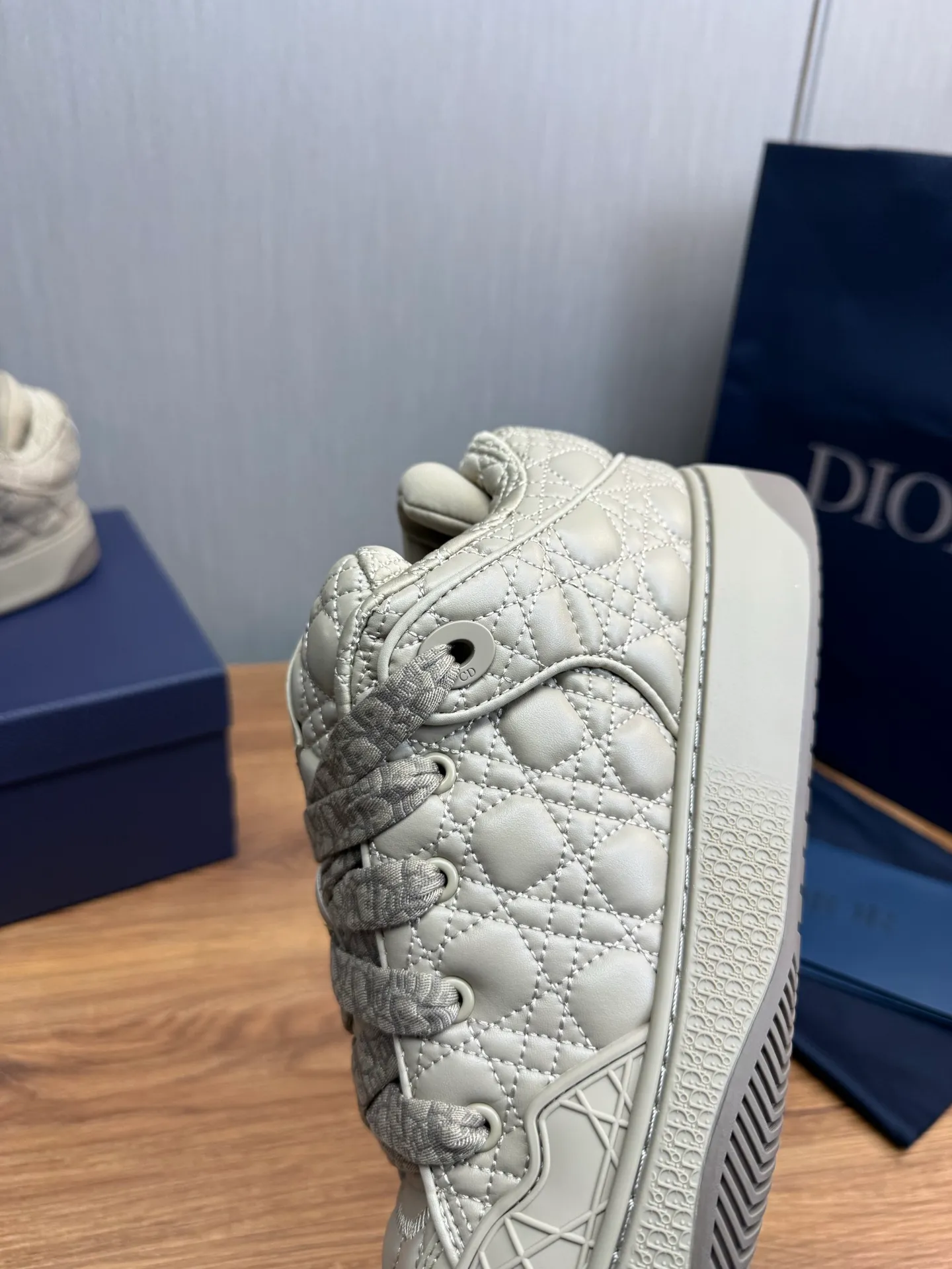 Men's shoes 💰800💰 Dior sneakers enrich the classic series with fashionable retro style. Carefully crafted, they can be paired with casual looks all year round. Dad Shoes style shoes that follow the trend of the retro market ▪️ Fabric: Original custom embroidered cowhide ▪️ Lining: Imported breathable mesh ▪️ Sole: Original molded non-slip outsole ▪️ Size: 38-45 (45 is custom-made and cannot be returned)
